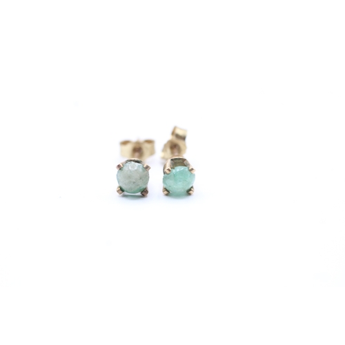 137 - 9ct gold cabochon cut green gemstone stud earrings (1g)