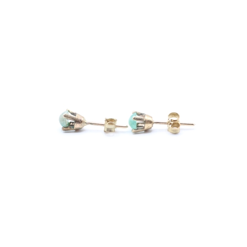 137 - 9ct gold cabochon cut green gemstone stud earrings (1g)