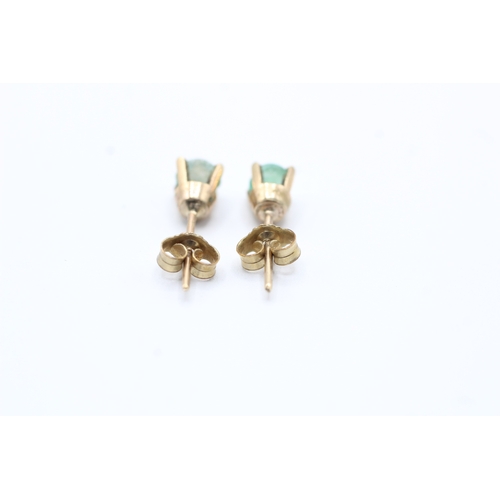 137 - 9ct gold cabochon cut green gemstone stud earrings (1g)