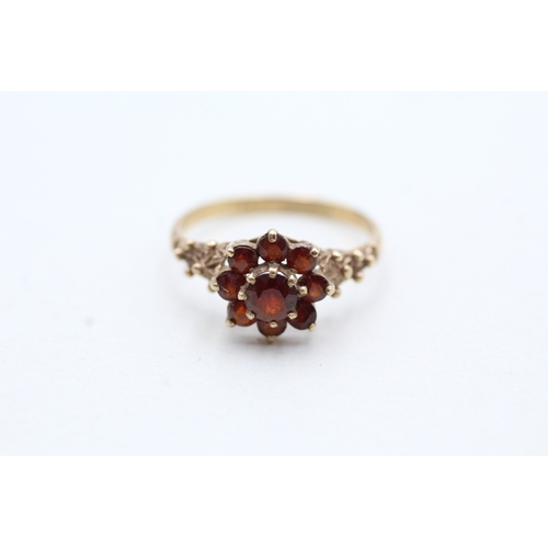 140 - 9ct gold garnet floral ring (1.8g) Size N 1/2