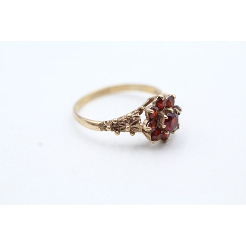 140 - 9ct gold garnet floral ring (1.8g) Size N 1/2