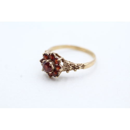 140 - 9ct gold garnet floral ring (1.8g) Size N 1/2