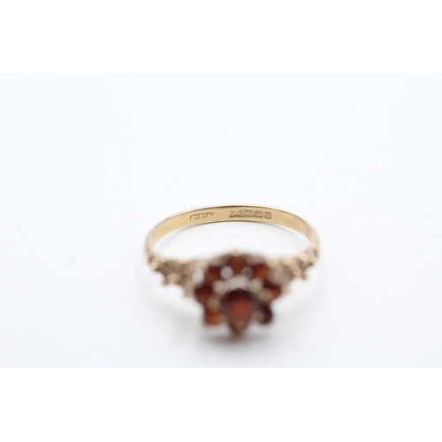 140 - 9ct gold garnet floral ring (1.8g) Size N 1/2