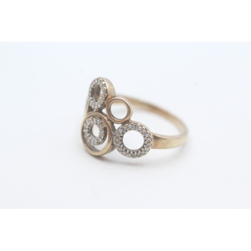 160 - 9ct gold diamond ring with circle detailing (2.6g) Size P