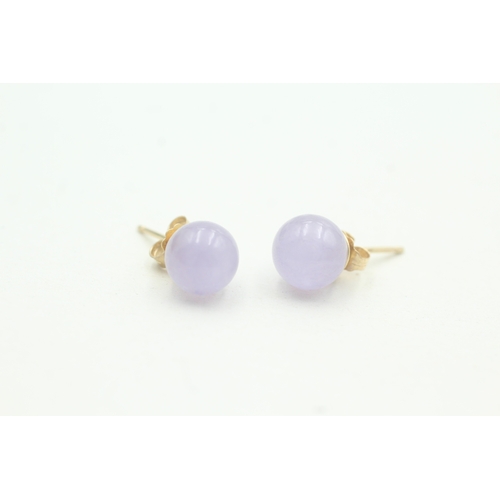 161 - 14ct gold lavender jadeite sphere stud earrings (2.1g)