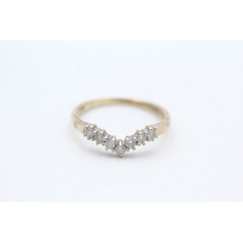 162 - 9ct gold diamond chevron ring, TDW 0.25 (1.6g) Size O