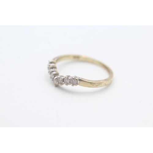 162 - 9ct gold diamond chevron ring, TDW 0.25 (1.6g) Size O