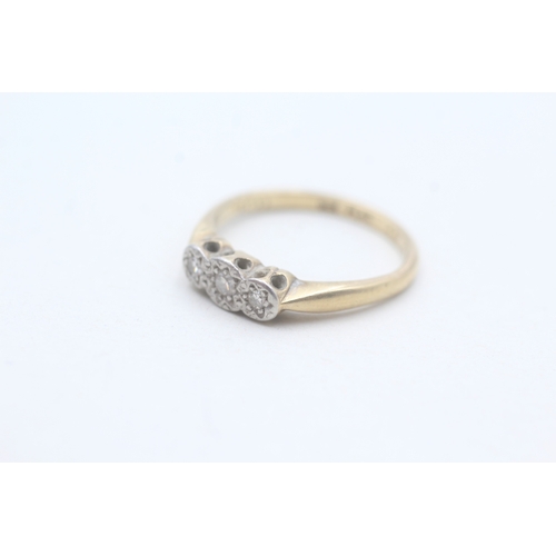 169 - 9ct gold and platinum three stone diamond ring (2.5g) Size O