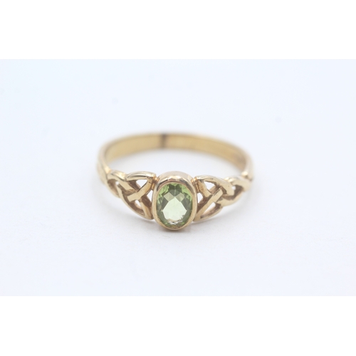 172 - 9ct gold and peridot ring (2.9g) Size U