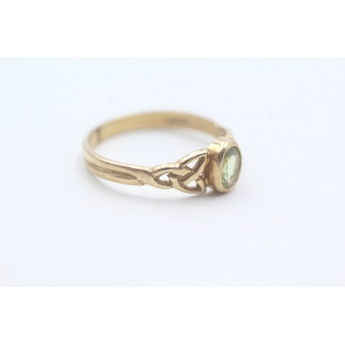 172 - 9ct gold and peridot ring (2.9g) Size U