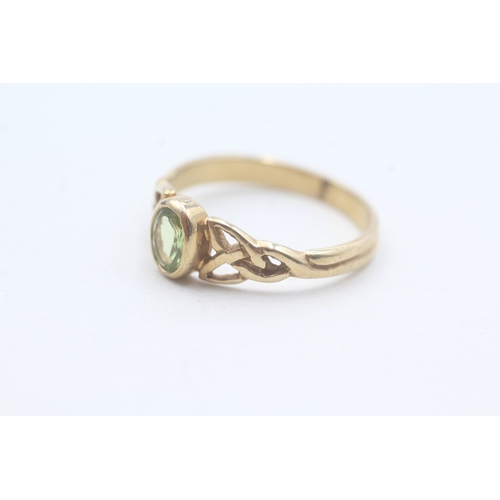 172 - 9ct gold and peridot ring (2.9g) Size U