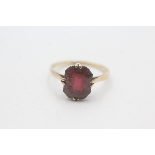 180 - 9ct gold garnet dress ring (1.8g) Size M