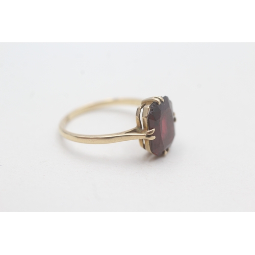 180 - 9ct gold garnet dress ring (1.8g) Size M