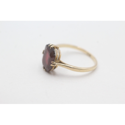 180 - 9ct gold garnet dress ring (1.8g) Size M