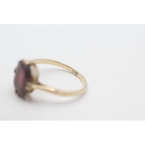 180 - 9ct gold garnet dress ring (1.8g) Size M