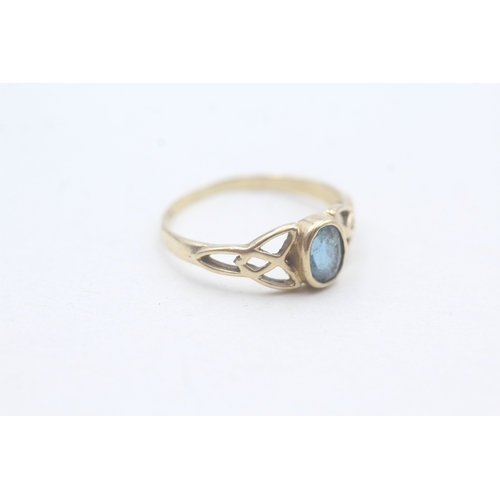 190 - 9ct gold blue topaz set Celtic dress ring (1.3g) Size M