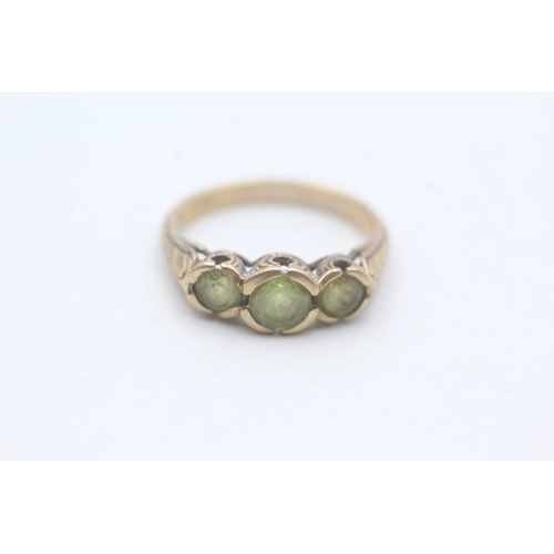 191 - 9ct gold three stone peridot ring (2.8g) Size N