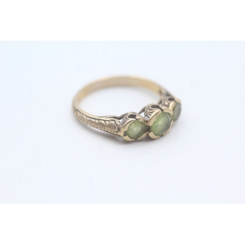 191 - 9ct gold three stone peridot ring (2.8g) Size N