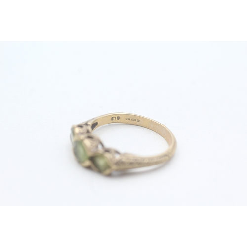 191 - 9ct gold three stone peridot ring (2.8g) Size N