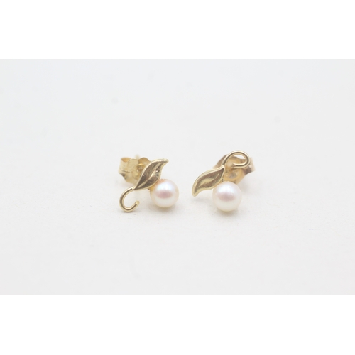 195 - 14ct gold cultured pearl stud earring (0.5g)