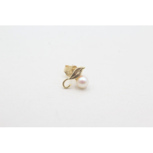 195 - 14ct gold cultured pearl stud earring (0.5g)