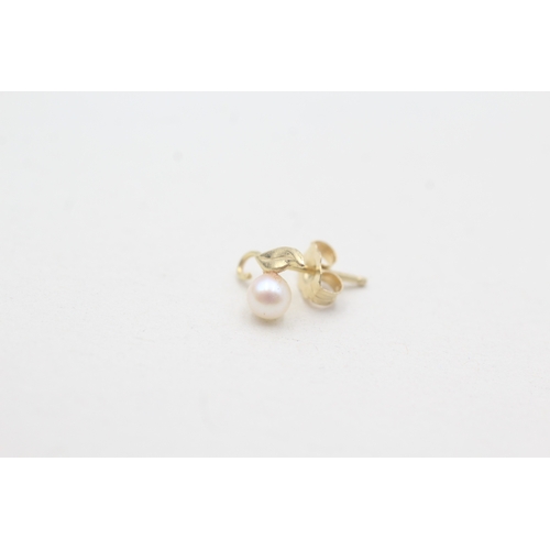 195 - 14ct gold cultured pearl stud earring (0.5g)