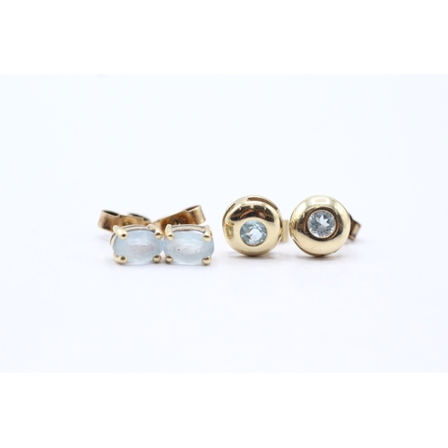 197 - 2 x 9ct gold blue gemstone stud earrings (2g)