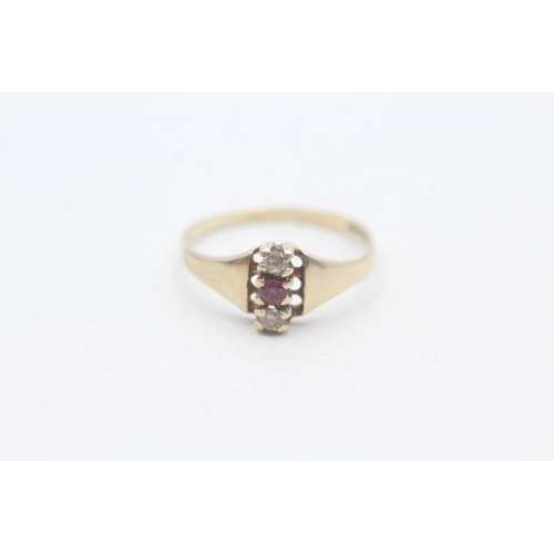 214 - 9ct gold ruby and white gemstone trilogy ring (1.1g) Size J