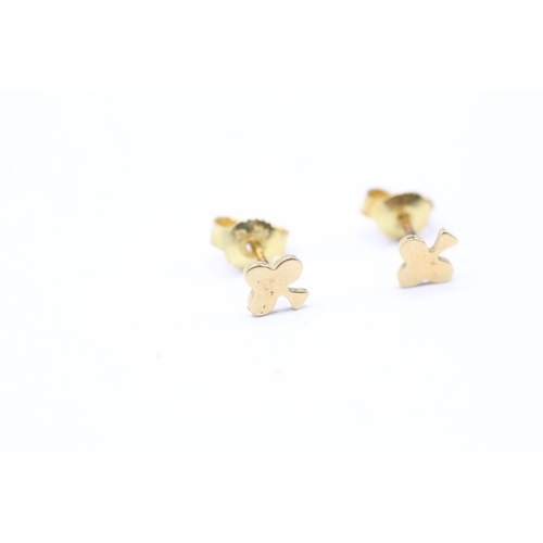 217 - 18ct gold club symbol stud earrings with 9ct gold backs (0.8g)