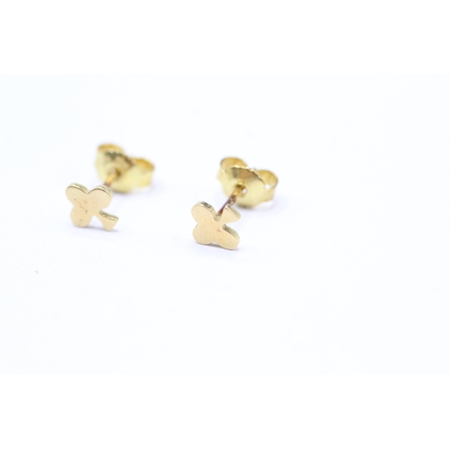 217 - 18ct gold club symbol stud earrings with 9ct gold backs (0.8g)