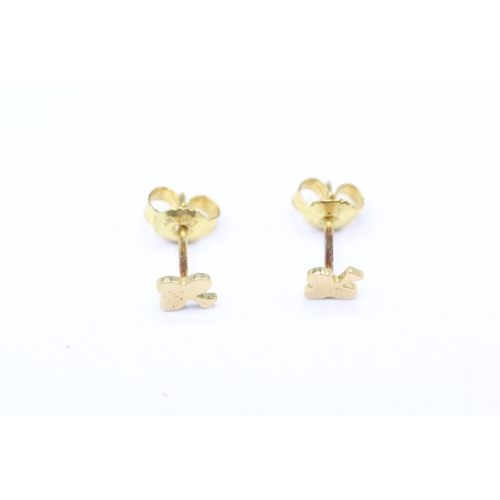 217 - 18ct gold club symbol stud earrings with 9ct gold backs (0.8g)