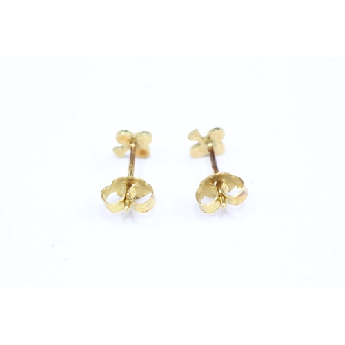 217 - 18ct gold club symbol stud earrings with 9ct gold backs (0.8g)