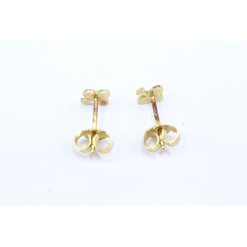 217 - 18ct gold club symbol stud earrings with 9ct gold backs (0.8g)