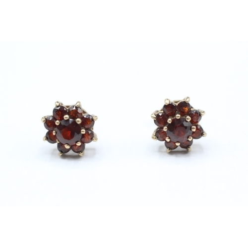 220 - 9ct gold garnet cluster earrings (2.3g)