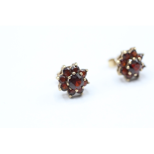 220 - 9ct gold garnet cluster earrings (2.3g)