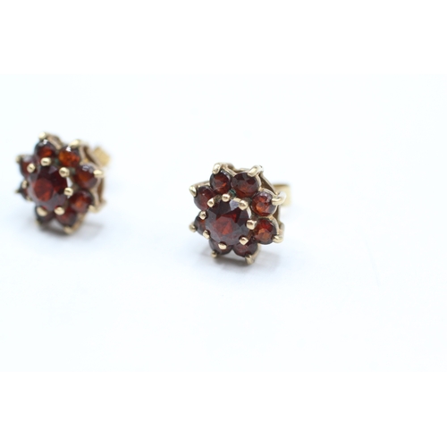 220 - 9ct gold garnet cluster earrings (2.3g)