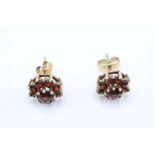 220 - 9ct gold garnet cluster earrings (2.3g)