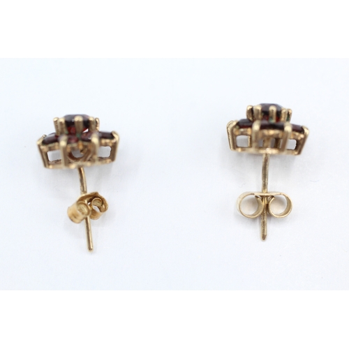 220 - 9ct gold garnet cluster earrings (2.3g)