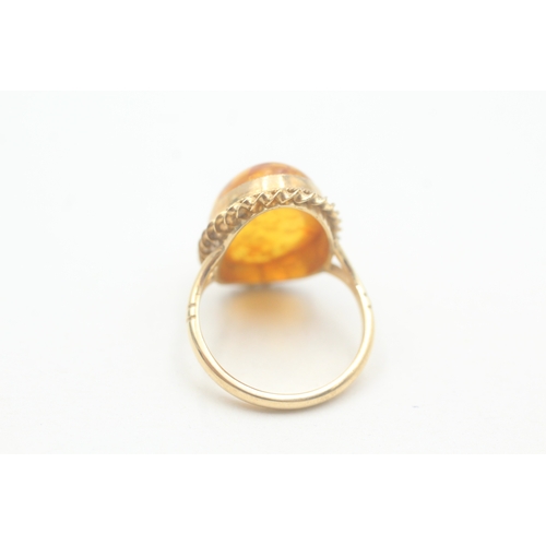 225 - 9ct gold amber cocktail ring (4g) Size P