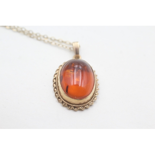 26 - 9ct gold cabochon cut amber pendant necklace (2.7g)