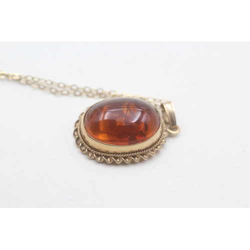 26 - 9ct gold cabochon cut amber pendant necklace (2.7g)