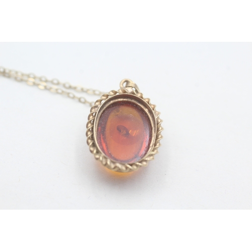 26 - 9ct gold cabochon cut amber pendant necklace (2.7g)