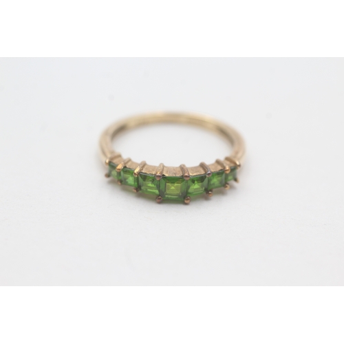 31 - 9ct gold diopside half eternity ring (1.9g) Size O