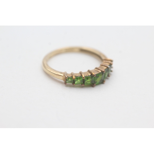 31 - 9ct gold diopside half eternity ring (1.9g) Size O