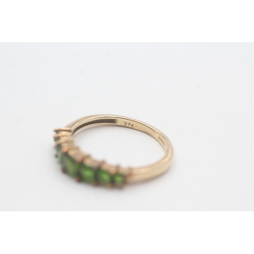 31 - 9ct gold diopside half eternity ring (1.9g) Size O