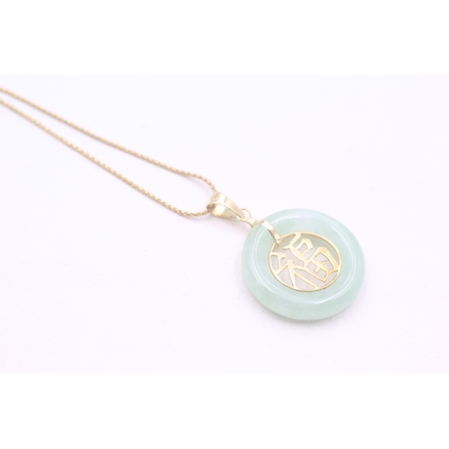 35 - 14ct gold jade pendant on chain (3.7g)