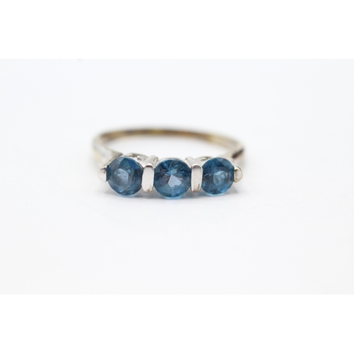 37 - 9ct gold London blue topaz set trilogy ring (3.3g) Size T