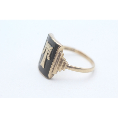 52 - 9ct gold onyx 'T' initial row ring (3.5g) Size S