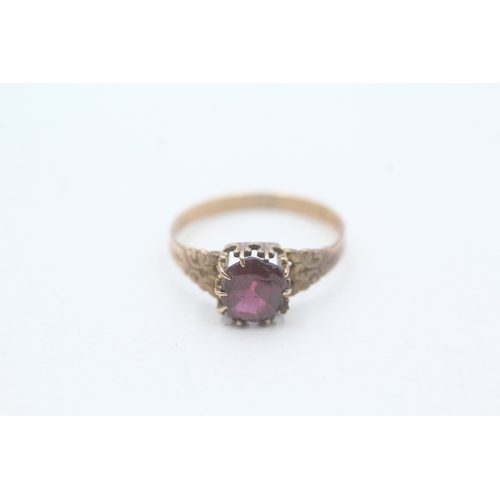 57 - 9ct gold and red gemstone ring (1.5g) Size O