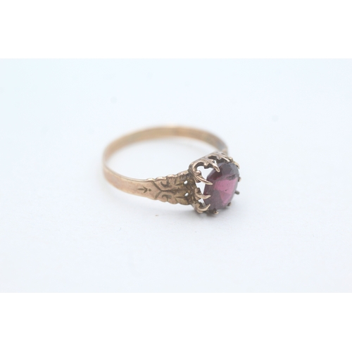 57 - 9ct gold and red gemstone ring (1.5g) Size O